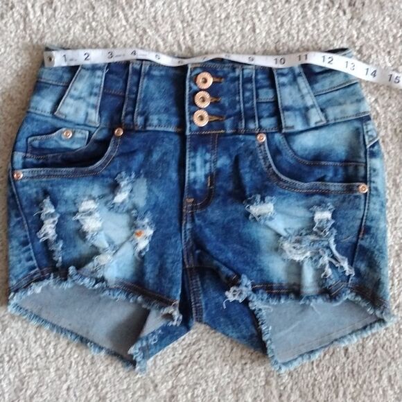 Docefit size 28 distressed denim shorts - Picture 3 of 3